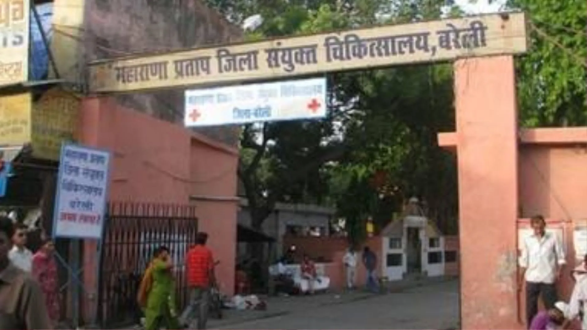 बरेली: जिला अस्पताल में लगातार बढ़ रही मरीजों की संख्या, एक बेड पर दो मरीज