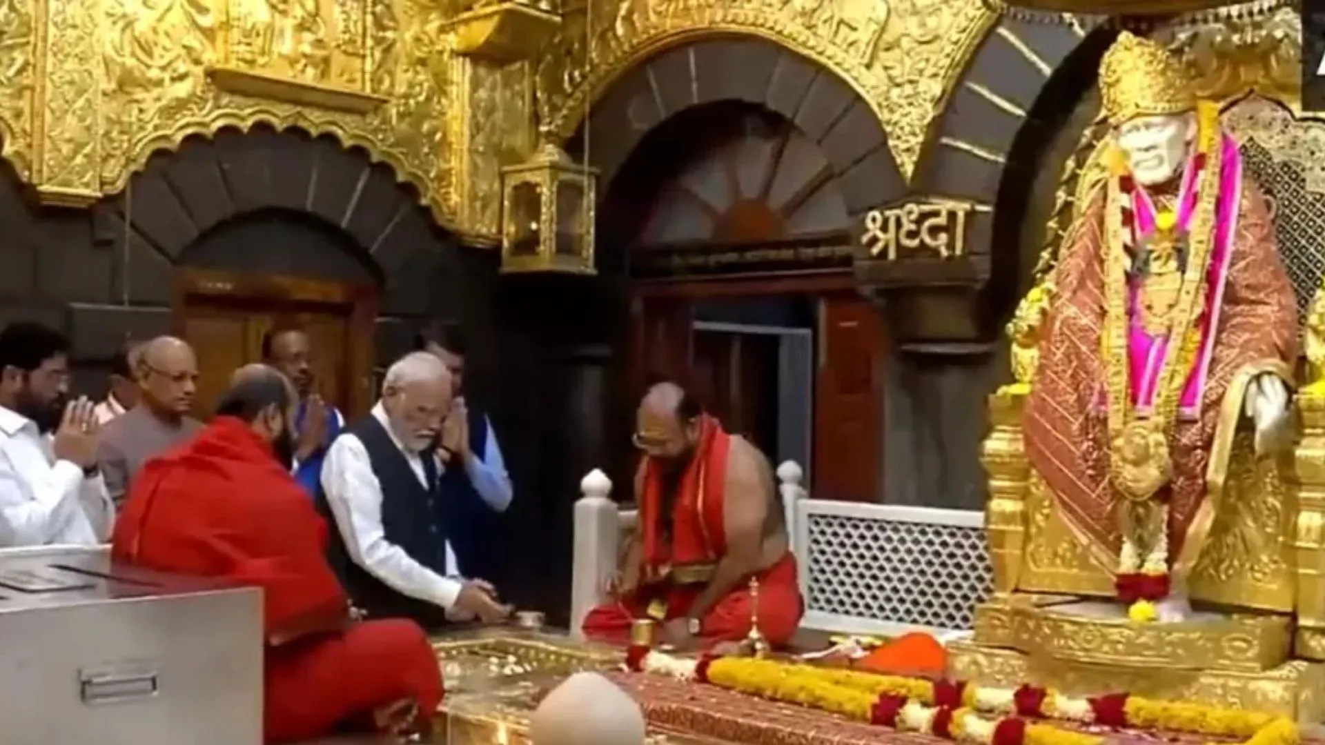 प्रधानमंत्री मोदी शिरडी पहुंचे, साईंबाबा समाधि मंदिर में की पूजा-अर्चना 