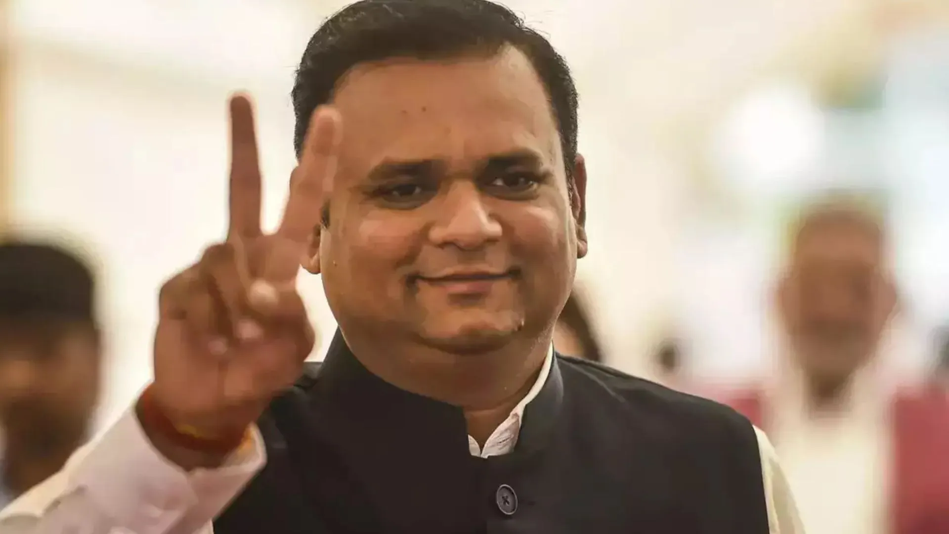 विधायक अयोग्यता विवाद: SC में सुनवाई से पहले महाराष्ट्र विधानसभा के अध्यक्ष नार्वेकर दिल्ली रवाना 