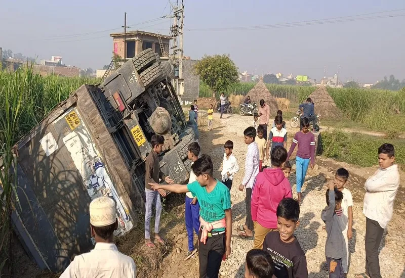 संभल : बजरफुट से लदा ट्रक पलटा, चालक-हेल्पर ने कूद कर बचाई जान