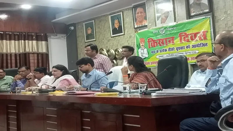 मुरादाबाद: जर्जर सड़कों और बिजली विभाग के अधिकारियों की मनमानी पर किसानों ने नाराजगी जताई