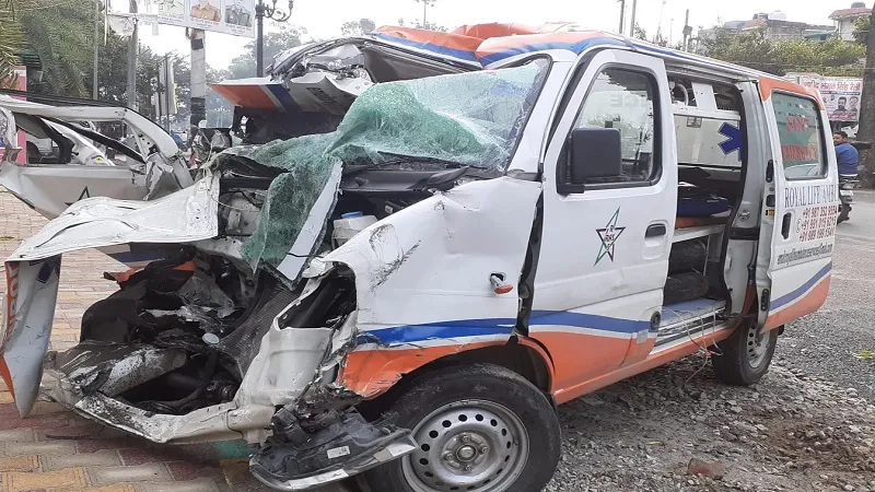 अमरोहा : डिवाइडर से टकराई एंबुलेंस, शाहजहांपुर के कारोबारी व पुत्रवधू की मौत,  छह लोग घायल