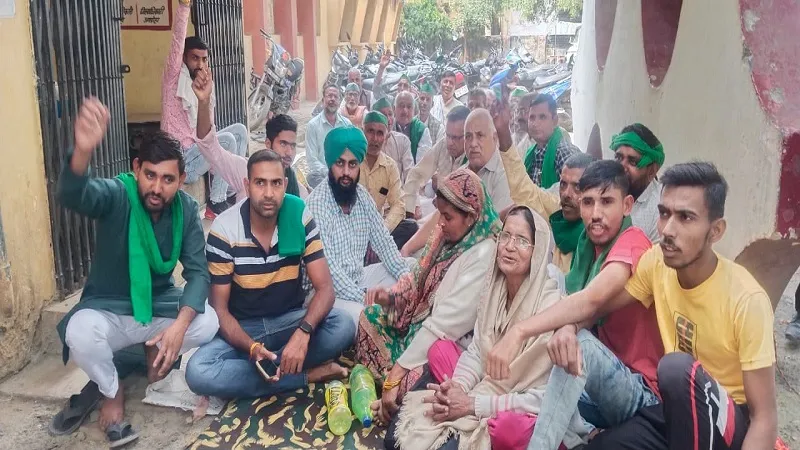 अमरोहा : तहसीलदार के कार्यालय के सामने धरने पर बैठे किसान, दो अज्ञात लोगों ने दी गोलियों से भूनने की धमकी