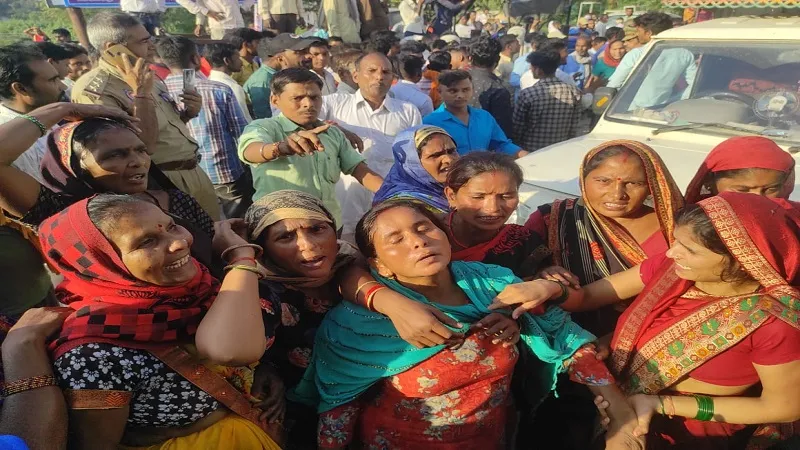 रामपुर : मां-बेटे के हत्यारोपियों की गिरफ्तारी न होने पर भड़के परिजन, लगाया जाम, बोले- पुलिस ने ले ली मोटी घूस