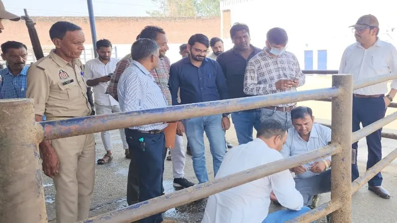 संभल: मीट फैक्ट्री को किया सील, काटा बिजली का कनेक्शन, प्रदूषण विभाग के नियमों का उल्लंघन होने पर जारी हुआ था आदेश