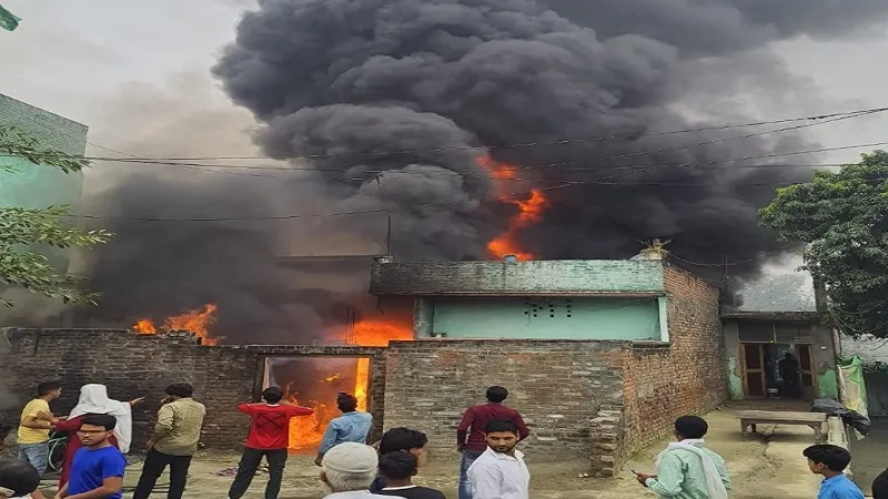 रामपुर:  गैस लीक होने से डीजल-पेट्रोल के ड्रमों में लगी आग, लाखों का सामान राख 