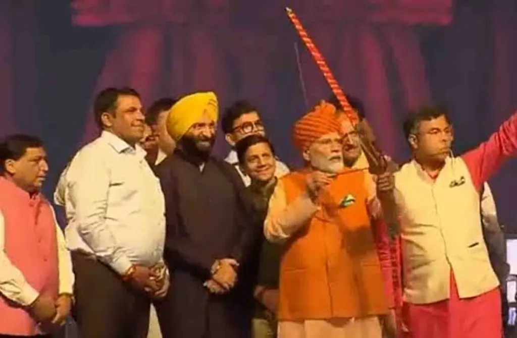  PM मोदी ने द्वारका में देखी रामलीला, समाज में भेदभाव दूर करने के संकल्प का किया आह्वान 