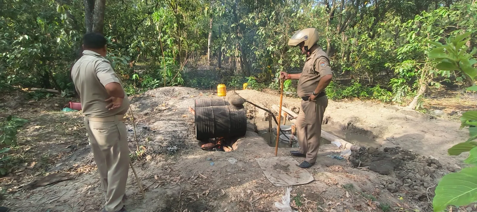खटीमा:  पुलिस और वन विभाग की संयुक्त कार्रवाई, 5 भट्ठियां, उपकरण, 15 हजार लीटर लहन नष्ट किया