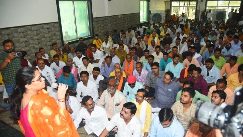 Jalaun: गरजे ब्राह्मण, षड़यंत्रकारी को बाहर करे भाजपा, नहीं तो 2024 में देंगे जवाब, पूर्व ब्लाक प्रमुख के उत्पीड़न का मुद्दा