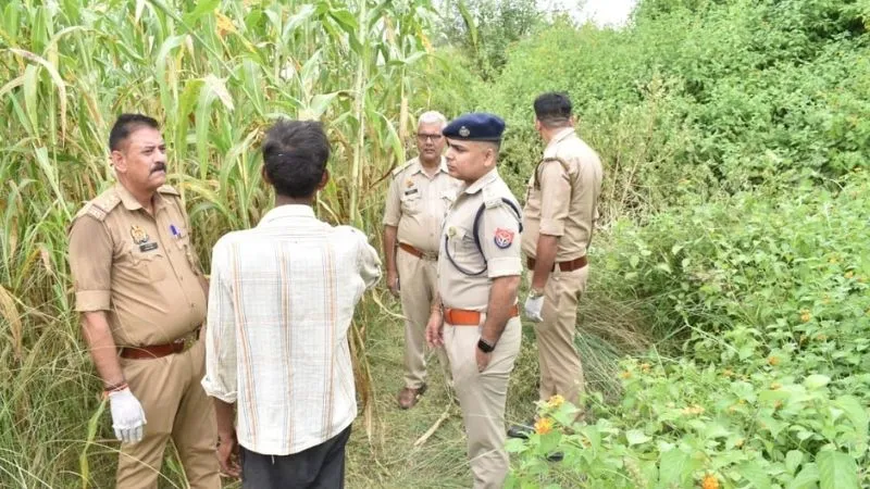 Jalaun News: खेत गई महिला का रक्तरंजित शव फट्टी में लिपटा मिला, शरीर पर मिले चोटों के निशान, पुलिस ने करीबियों को हिरासत में लिया