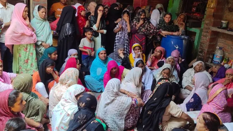 Kannauj News: शॉर्ट सर्किट से मोमबत्ती कारोबारी के घर में लगी आग… मची अफरातफरी,  पिता-पुत्र की मौत, परिजनों में मचा कोहराम