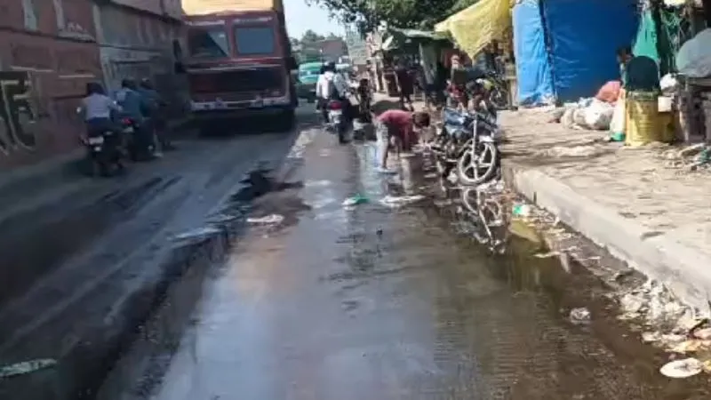 Kanpur News: टैंकर की डंपर से टक्कर… चैंबर की बॉडी फटने से बहने लगा डीजल, किसी प्रकार की कोई जनहानि नहीं