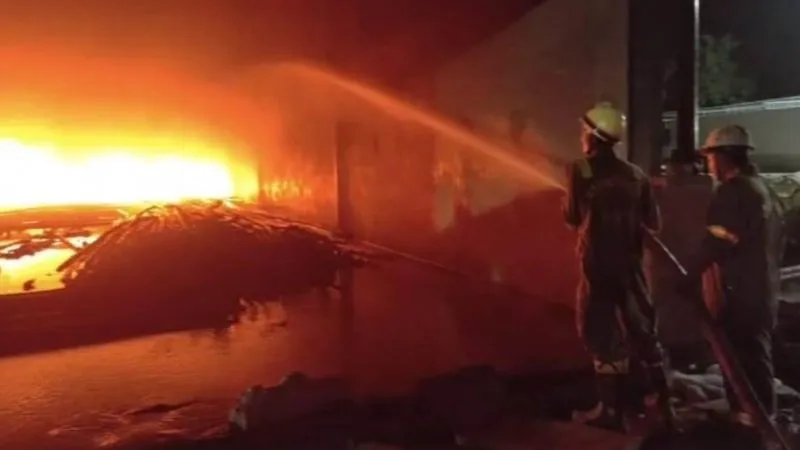 Kanpur Dehat Fire: आनंदेश्वर फैक्ट्री के गोदाम में लगी भीषण आग… दस लाख रुपये का नुकसान, बिना एनओसी चल रही थी