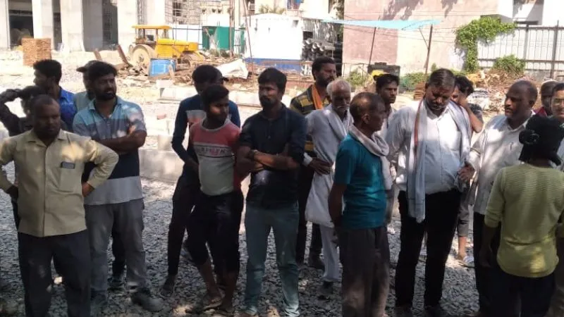 Kanpur Dehat: निर्माणाधीन मेडिकल कालेज से गिरा मजदूर… मौत, परिजनों ने रात भर किया हंगामा, 13 लाख में हुआ समझौता