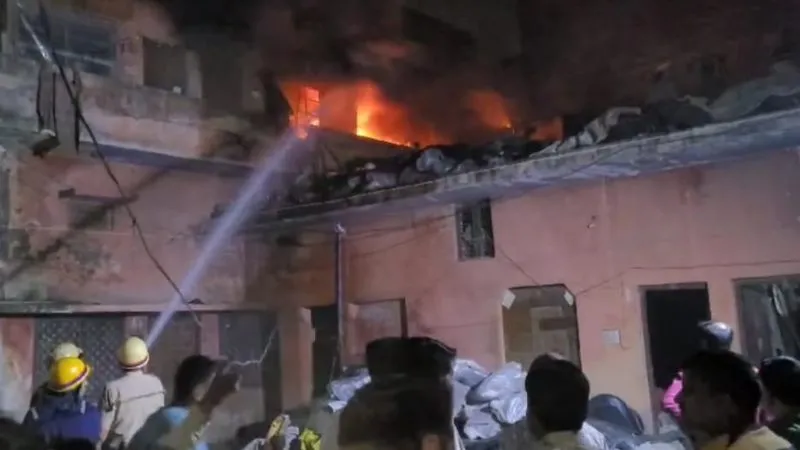 Kanpur Fire: फैक्ट्री में लगी आग… लपटें उठती देख मचा हड़कंप, इतनी दमकल की गाड़ियों ने पाया काबू