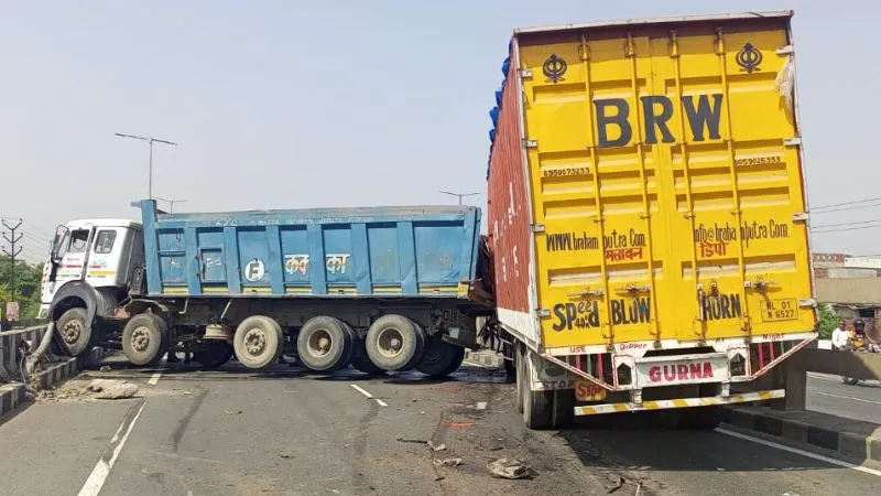 Kanpur Accident: अनियंत्रित कंटेनर खडे़ डंपर में घुसा, गुजैनी हाईवे पर लगा लंबा जाम, चालक को झपकी आने से हुआ हादसा