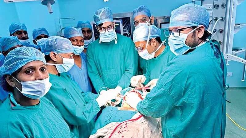 Kanpur: GSVM के डॉक्टर पीड़ित के लिए भगवान हुए साबित… जांघ का मांस मुंह में लगा कैंसर रोगी की बचाई जान, इतने घंटे चला ऑपरेशन