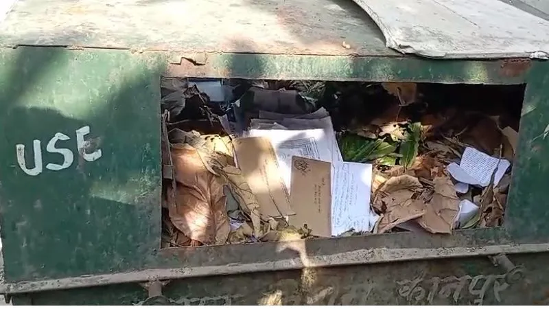UP: पुलिस ऑफिस के कूड़ेघर से आई हैरान करने वाली तस्वीर… महिला संबंधी अपराध को छिपाने के लिए फेंकी फाइलें, पढ़ें- पूरी खबर