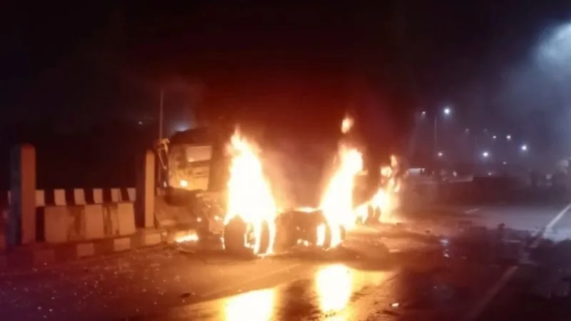 Kanpur Fire: हाईवे पर धू-धूकर जला ट्रक… चालक व क्लीनर ने कूदकर बचाई जान, हाईवे पर लगा लंबा जाम