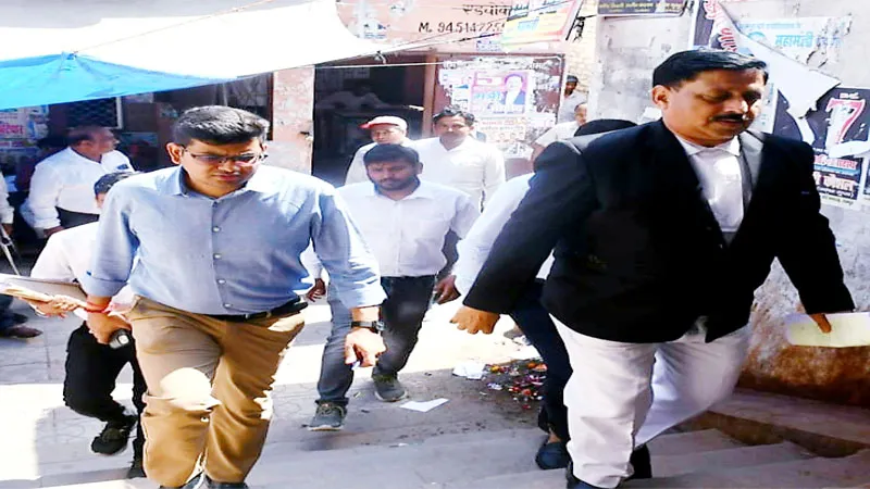 एनबीडब्ल्यू जारी होने पर कोर्ट में हाजिर हुए नगर आयुक्त, नगर निगम के कर्मचारियों की नियुक्ति मामले में कोर्ट ने जारी किया है वारंट