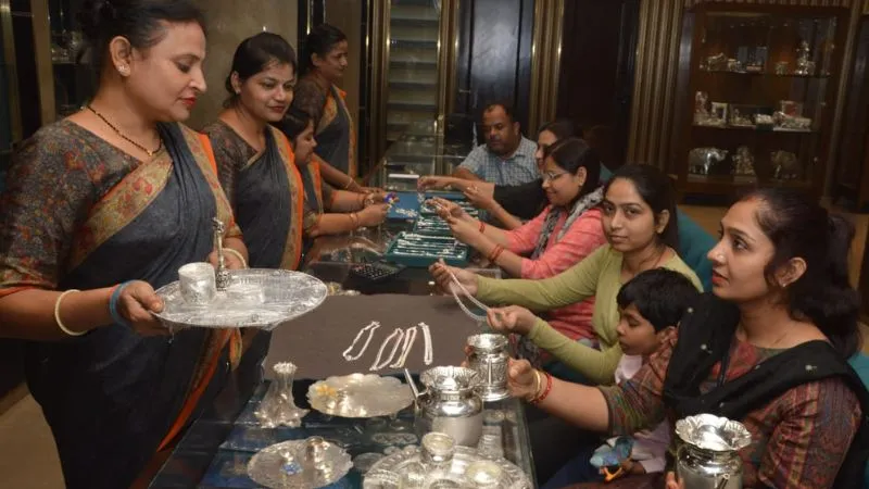 Karwa Chauth 2023: कानपुर में करवाचौथ को लेकर बाजार हुए गुलजार, इस करवा की हो रही ज्यादा डिमांड