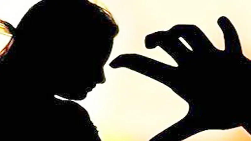सीतापुर: घर में घुसकर किशोरी से की छेड़छाड़, विरोध करने पर पिलाया कीटनाशक 