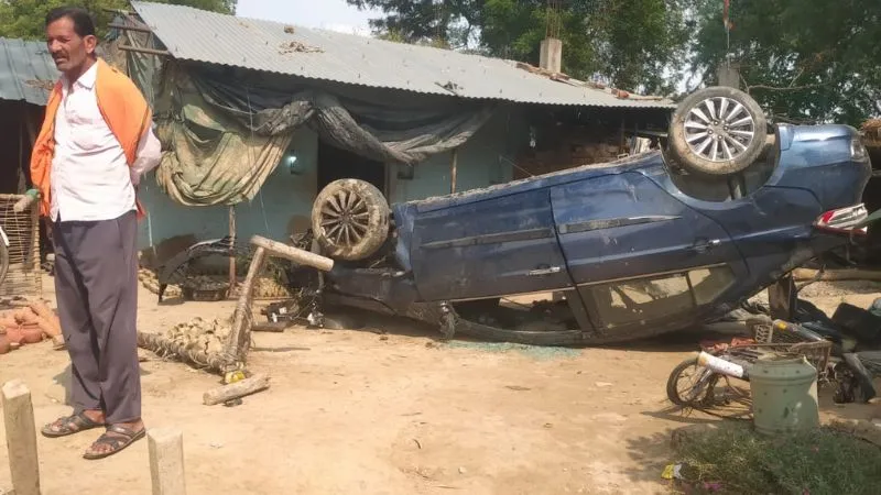 Accident In Kanpur: तेज रफ्तार कार अनियंत्रित होकर पलटी… घरों में जा घुसी, बाल-बाल बचे ग्रामीण