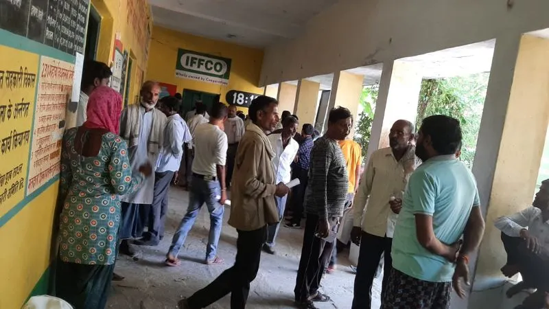 Mahoba News: जिले की सहकारी समितियों में डीएपी खाद को लेकर मची मारामारी, बुवाई कार्य हो रहा प्रभावित