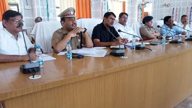 Mahoba News: कलेक्ट्रेट सभागार में डीएम-एसपी ने की बैठक, त्यौहार पर बिजली और पानी की नियमित आपूर्ति के दिए निर्देश