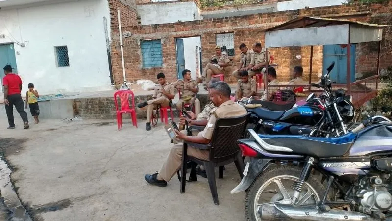 Mahoba News: पुरानी रंजिश के चलते गोली... नौ लोग घायल, पीएसी और पुलिस बल तैनात, गांव में भय का माहौल