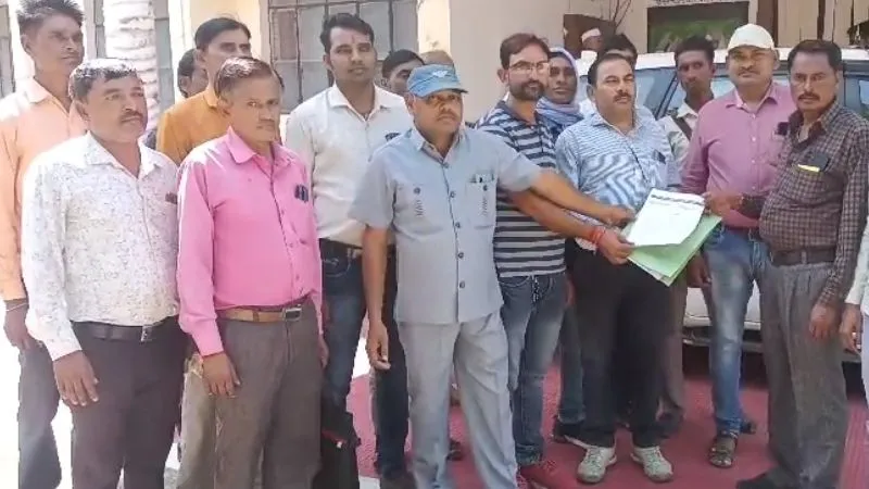 Mahoba News: ग्राम रोजगार सेवकों ने आठ सूत्री मांगों को लेकर डीएम को सौंपा ज्ञापन, ये मांगें रखी