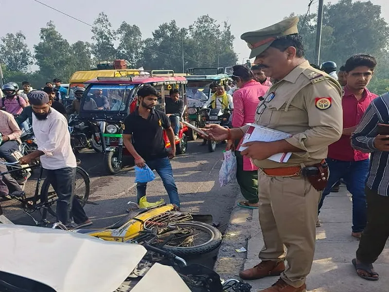 मुरादाबाद : गलत दिशा से आ रही कार से दो बाइकों की भिड़ंत, जानिए फिर क्या हुआ?