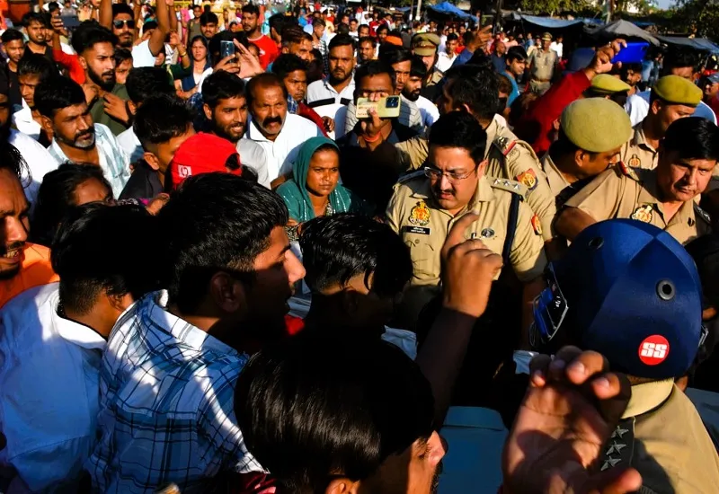 मुरादाबाद : फल विक्रेता की हत्या, मंडी गेट पर शव रखकर परिजनों ने किया हंगामा