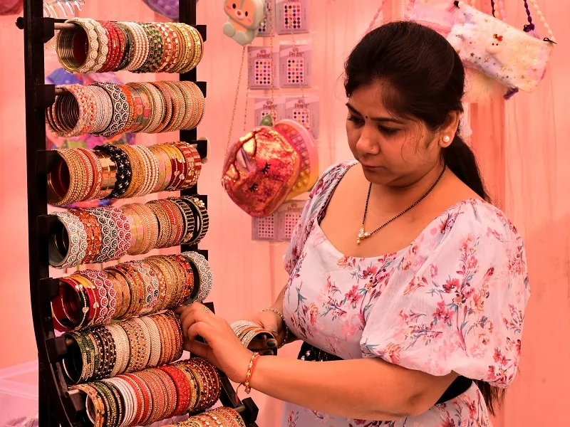 Karwa Chauth 2023 : सुहागिनों को खूब भा रहीं डिजाइनर-नेट की साड़ियां व रंगबिरंगी चूड़ियां