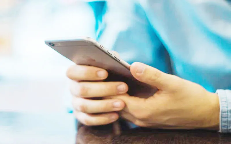 अलीगढ़: मोबाइल पर अचानक बजी अजीब रिंगटोन, लोग चौंके, इस वजह से भेजा गया था अलर्ट मैसेज 