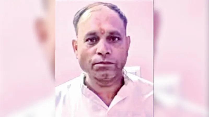 Kanpur News: प्रवर्तन दस्ते का कमांडर ही निकला भेदिया… छापेमारी की सूचनाएं करता था लीक, बर्खास्त किया गया