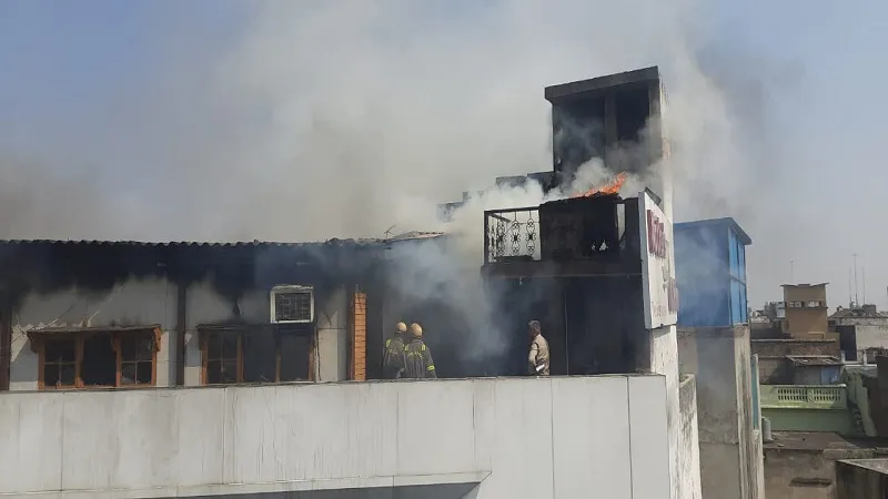 मुरादाबाद : होटल की तीसरी मंजिल के किचन में लगी आग, सुरक्षित बचाए कर्मी