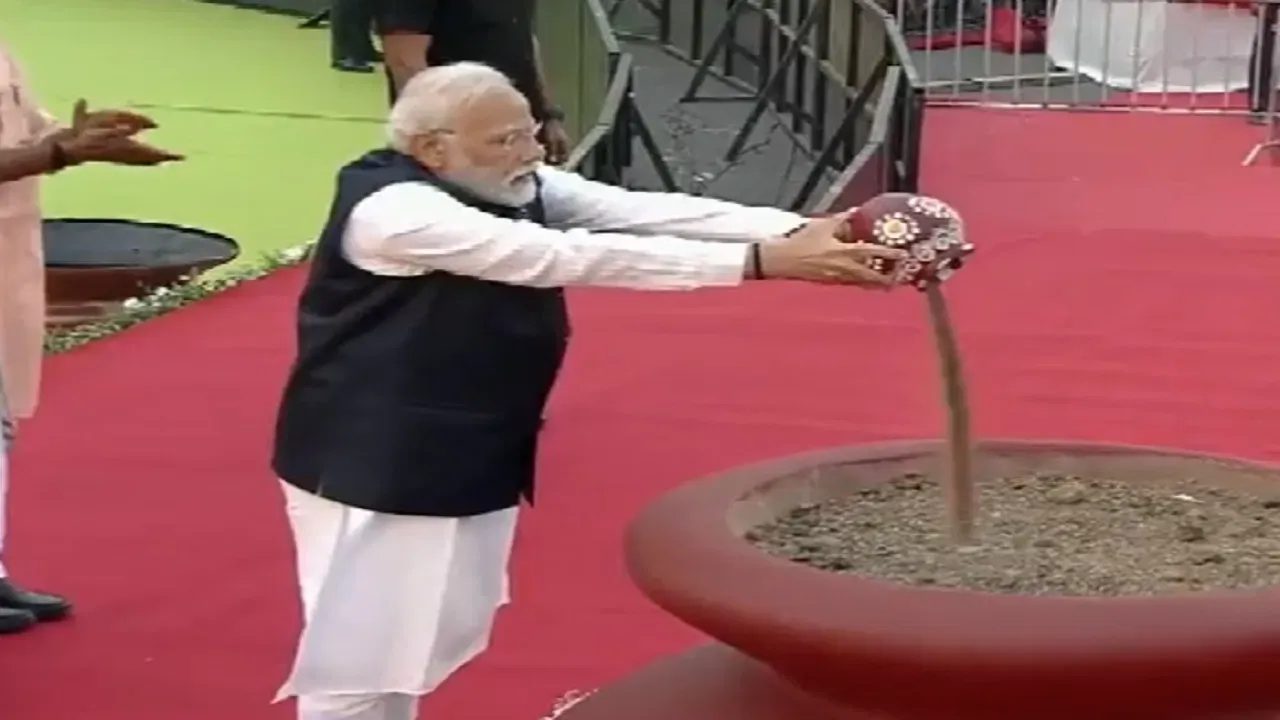 प्रधानमंत्री मोदी ‘अमृत कलश यात्रा’ के समापन कार्यक्रम में शामिल हुए, लगाया माटी का तिलक