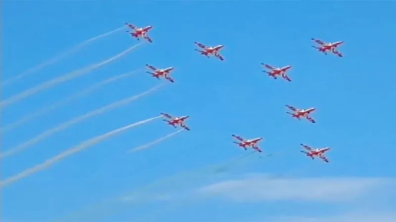 वायुसेना दिवस: वायु वीरों ने आसमान में बादलों के बीच दिखाया शौर्य, देखें तस्वीरें...