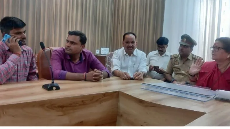 Kanpur News: महापौर प्रमिला पांडेय ने पकड़ा खोदाई में खेल, ठेकेदार कंपनी के दो साइट इंजीनियर को पुलिस को सौंपा