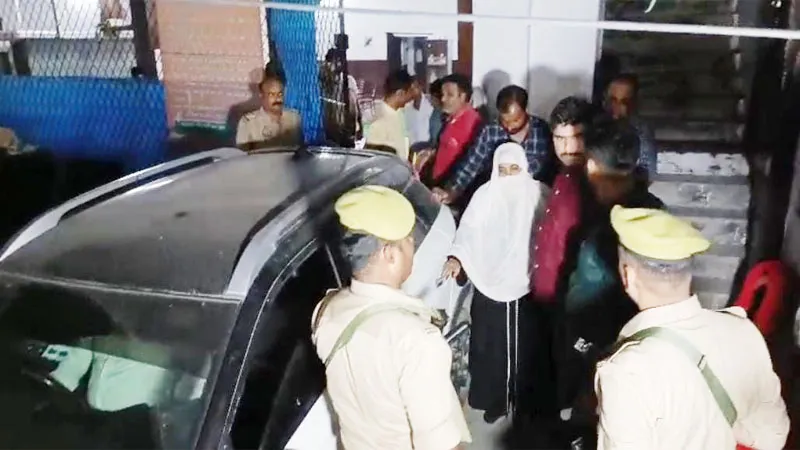प्रयागराज: अतीक अहमद के दोनो बेटों की बालगृह से हुई रिहाई, बुआ को पुलिस ने सौंपा