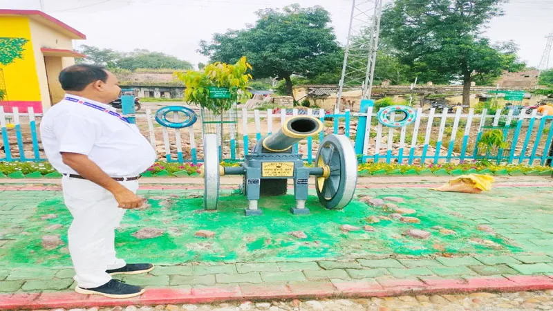 प्रयागराज: यह है अपना स्वच्छ एवं सुन्दर बरगढ़ रेलवे स्टेशन, साफ-सफाई देखकर लोग कर रहे सराहना