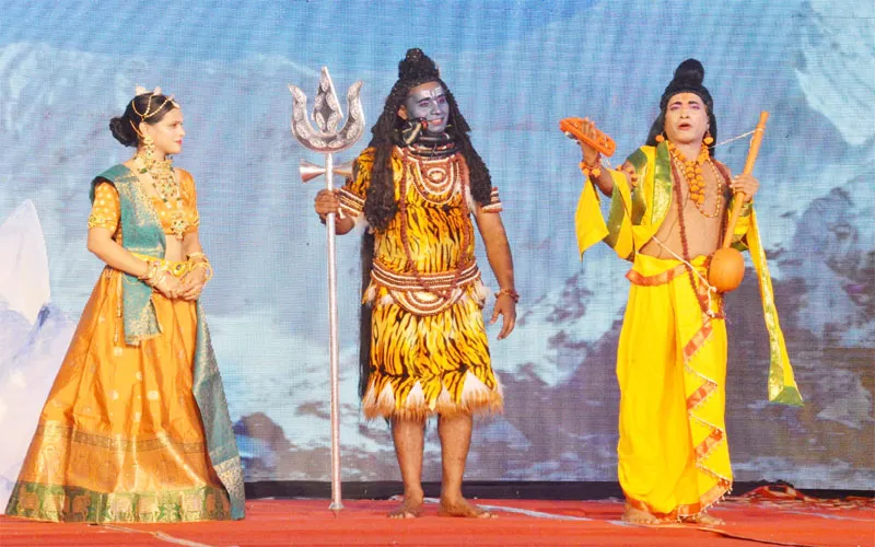 अयोध्या: रामलीला के दूसरे दिन नारद मोह व रावण तपस्या का प्रसंग देख मंत्रमुग्ध हुए दर्शक, लोगों ने देखा लाइव प्रसारण...