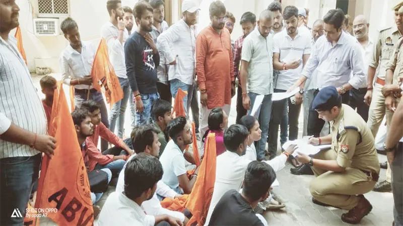 रायबरेली: कृपालु इंस्टीट्यूट प्रबंधन पर कार्रवाई न होने को लेकर ABVP के छात्रों ने किया धरना-प्रदर्शन