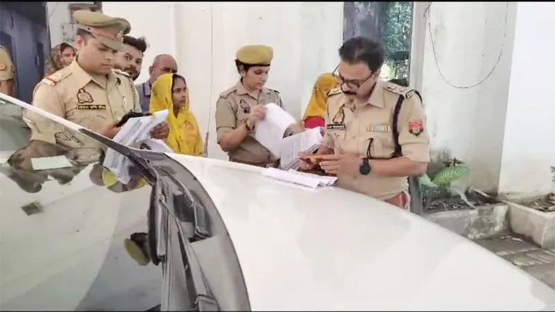रायबरेली: एसपी ने पोर्टिको को ही बना दिया आफिस, कार के बोनट को मेज बनाकर सुनी जनता की फरियाद