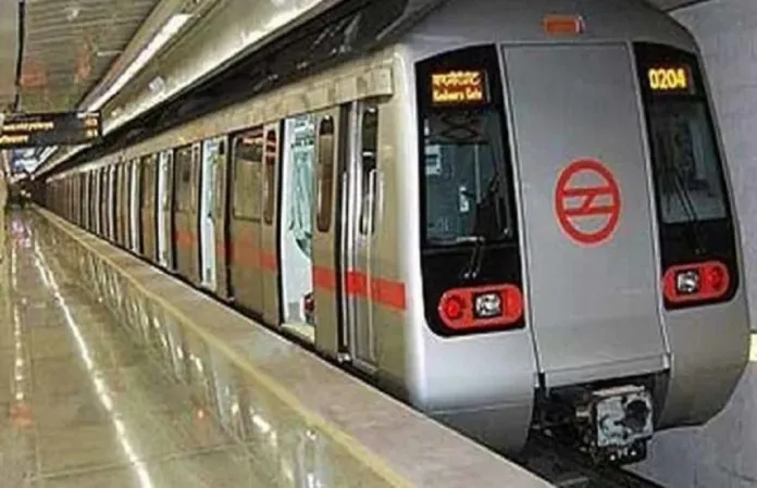 दिल्ली मेट्रो में प्रेमी जोड़े की शर्मनाक हरकत, प्रेमिका के मुंह में भरा दूध, फिर चम्मच से निकालकर पी लिया, देखें वीडियो