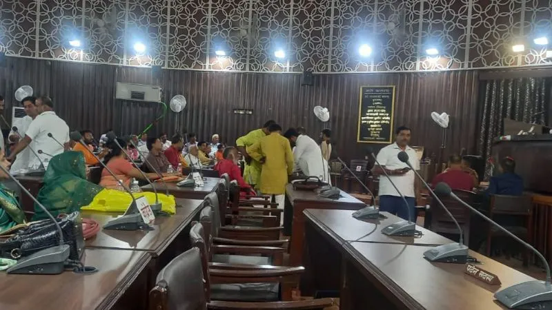 Kanpur नगर निगम सदन से पहले सख्ती, पार्षद पति मुख्यालय से किये गए बाहर, महापौर प्रमिला पांडेय ने बाहरी लोगों पर लगाया प्रतिबंध