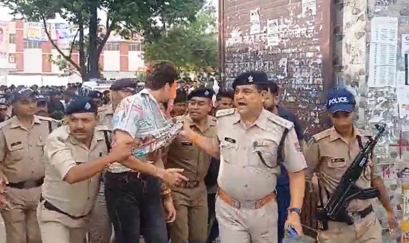 हल्द्वानी: Video - MBPG में कार्यक्रम के दौरान हुआ बवाल एनएसयूआई कार्यकर्ता को उठा कर ले गई पुलिस…