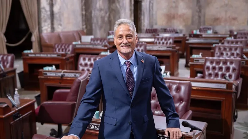 बंदूक रखने के आरोप में वाशिंगटन राज्य के सीनेटर जेफ विल्सन हांगकांग में गिरफ्तार, मिली जमानत 