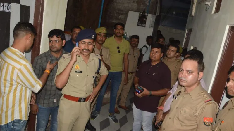 UP: होटल रॉयल गैलेक्सी में चल रहा सेक्स रैकेट, पुलिस ने मारा छापा... मची अफरातफरी, तीन कॉलगर्ल समेत एक युवक गिरफ्तार